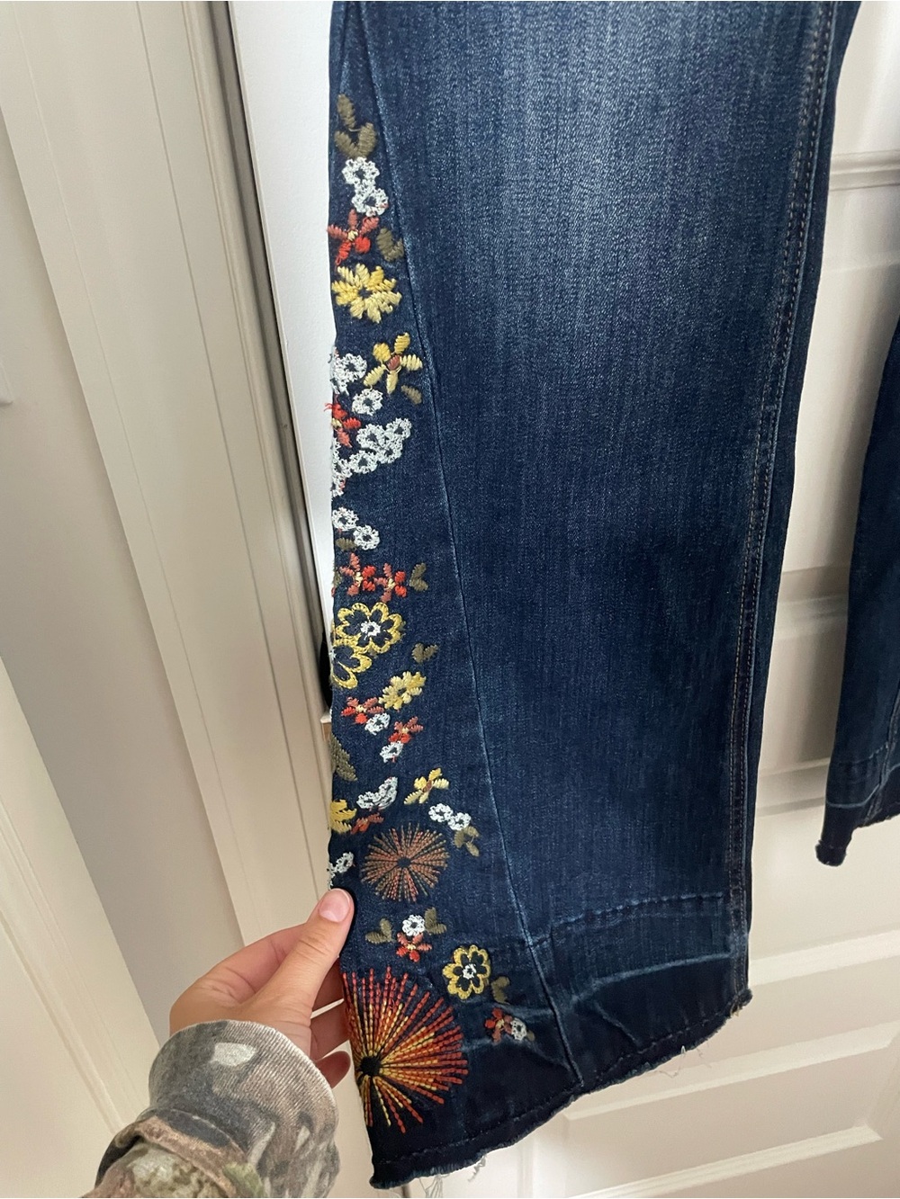 Embroidered Jeans - Picture 2 of 4